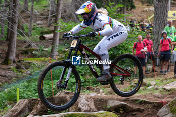 2023-07-01 - Valentina Holl (AUT) in action during DH Elite Women race, at UCI MTB World Cup 2023, Val di Sole stage on July 01, 2023 in Val di Sole, Trento, Italy. - UCI MTB  WORLD CUP - DOWNHILL ELITE WOMEN RACE - MTB - MOUNTAIN BIKE - CYCLING