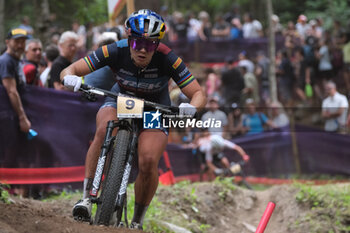 2023-07-02 - Evie Richards (GBR) in action during XCO Elite Women race, at UCI MTB World Series 2023, Val di Sole stage on July 02, 2023 in Val di Sole, Trento, Italy. - UCI MTB WORLD CUP - XCO ELITE WOMEN RACE - MTB - MOUNTAIN BIKE - CYCLING