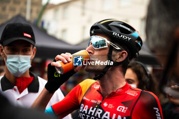 2023-09-16 - Wout Poels (Bahrain Victorious) drinks a can of Fanta after winning the the stage 20 of the Spanish bicycle race La Vuelta on September 16, 2023 in Guadarrama, Spain - LA VUELTA - STAGE 20 - MANZANARES EL REAL - GUADARRAMA - SPANISH LA VUELTA - CYCLING