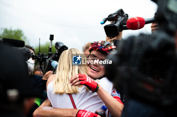 2023-09-16 - Sepp Kuss (Jumbo-Visma), red jersey and winner of the Vuelta Espana 2023, hugs his wife Noemi Ferre at the end of the stage 20 of the Spanish bicycle race La Vuelta on September 16, 2023 in Guadarrama, Spain - LA VUELTA - STAGE 20 - MANZANARES EL REAL - GUADARRAMA - SPANISH LA VUELTA - CYCLING