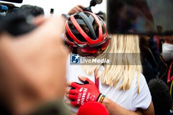 16/09/2023 - Sepp Kuss (Jumbo-Visma), red jersey and winner of the Vuelta Espana 2023, hugs his wife Noemi Ferre at the end of the stage 20 of the Spanish bicycle race La Vuelta on September 16, 2023 in Guadarrama, Spain - LA VUELTA - STAGE 20 - MANZANARES EL REAL - GUADARRAMA - SPANISH LA VUELTA - CICLISMO