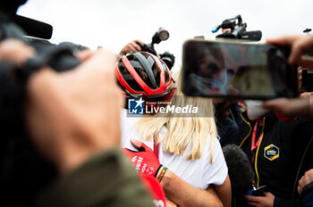 16/09/2023 - Sepp Kuss (Jumbo-Visma), red jersey and winner of the Vuelta Espana 2023, hugs his wife Noemi Ferre at the end of the stage 20 of the Spanish bicycle race La Vuelta on September 16, 2023 in Guadarrama, Spain - LA VUELTA - STAGE 20 - MANZANARES EL REAL - GUADARRAMA - SPANISH LA VUELTA - CICLISMO