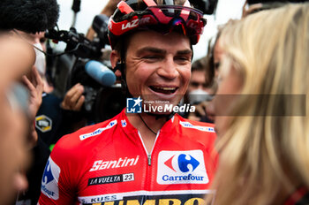 2023-09-16 - Sepp Kuss (Jumbo-Visma), red jersey and winner of the Vuelta Espana 2023, in front of his wife Noemi Ferre at the end of the stage 20 of the Spanish bicycle race La Vuelta on September 16, 2023 in Guadarrama, Spain - LA VUELTA - STAGE 20 - MANZANARES EL REAL - GUADARRAMA - SPANISH LA VUELTA - CYCLING