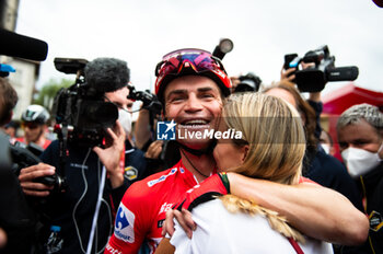 2023-09-16 - Sepp Kuss (Jumbo-Visma), red jersey and winner of the Vuelta Espana 2023, hugs his wife Noemi Ferre at the end of the stage 20 of the Spanish bicycle race La Vuelta on September 16, 2023 in Guadarrama, Spain - LA VUELTA - STAGE 20 - MANZANARES EL REAL - GUADARRAMA - SPANISH LA VUELTA - CYCLING