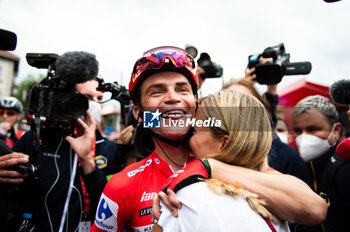 16/09/2023 - Sepp Kuss (Jumbo-Visma), red jersey and winner of the Vuelta Espana 2023, hugs his wife Noemi Ferre at the end of the stage 20 of the Spanish bicycle race La Vuelta on September 16, 2023 in Guadarrama, Spain - LA VUELTA - STAGE 20 - MANZANARES EL REAL - GUADARRAMA - SPANISH LA VUELTA - CICLISMO