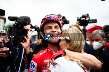 2023-09-16 - Sepp Kuss (Jumbo-Visma), red jersey and winner of the Vuelta Espana 2023, hugs his wife Noemi Ferre at the end of the stage 20 of the Spanish bicycle race La Vuelta on September 16, 2023 in Guadarrama, Spain - LA VUELTA - STAGE 20 - MANZANARES EL REAL - GUADARRAMA - SPANISH LA VUELTA - CYCLING