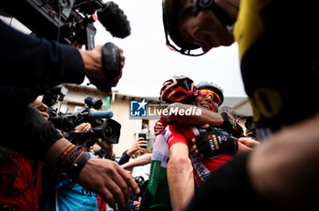 16/09/2023 - Sepp Kuss (Jumbo-Visma), red jersey and winner of the Vuelta Espana 2023, hugs his teammate Attila Valter at the end of the stage 20 of the Spanish bicycle race La Vuelta on September 16, 2023 in Guadarrama, Spain - LA VUELTA - STAGE 20 - MANZANARES EL REAL - GUADARRAMA - SPANISH LA VUELTA - CICLISMO