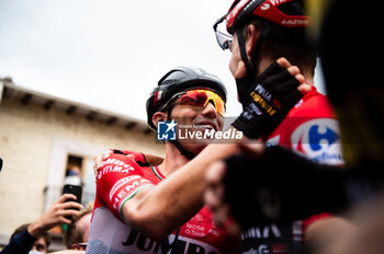 16/09/2023 - Sepp Kuss (Jumbo-Visma), red jersey and winner of the Vuelta Espana 2023, hugs his teammate Attila Valter at the end of the stage 20 of the Spanish bicycle race La Vuelta on September 16, 2023 in Guadarrama, Spain - LA VUELTA - STAGE 20 - MANZANARES EL REAL - GUADARRAMA - SPANISH LA VUELTA - CICLISMO