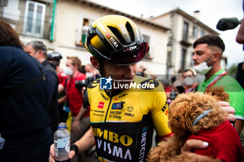 16/09/2023 - Jonas Vingegaard (Jumbo-Visma) pet the Sep Kuss dog called Bimba at the end of the stage 20 of the Spanish bicycle race La Vuelta on September 16, 2023 in Guadarrama, Spain - LA VUELTA - STAGE 20 - MANZANARES EL REAL - GUADARRAMA - SPANISH LA VUELTA - CICLISMO
