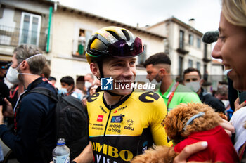 16/09/2023 - Jonas Vingegaard (Jumbo-Visma) pet the Sep Kuss dog called Bimba at the end of the stage 20 of the Spanish bicycle race La Vuelta on September 16, 2023 in Guadarrama, Spain - LA VUELTA - STAGE 20 - MANZANARES EL REAL - GUADARRAMA - SPANISH LA VUELTA - CICLISMO