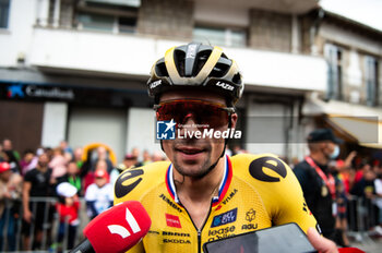 16/09/2023 - Primoz Roglic (Jumbo-Visma) responds to journalists at the end of the stage 20 of the Spanish bicycle race La Vuelta on September 16, 2023 in Guadarrama, Spain - LA VUELTA - STAGE 20 - MANZANARES EL REAL - GUADARRAMA - SPANISH LA VUELTA - CICLISMO