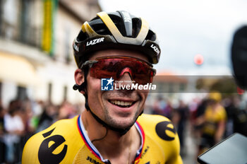 16/09/2023 - Primoz Roglic (Jumbo-Visma) responds to journalists at the end of the stage 20 of the Spanish bicycle race La Vuelta on September 16, 2023 in Guadarrama, Spain - LA VUELTA - STAGE 20 - MANZANARES EL REAL - GUADARRAMA - SPANISH LA VUELTA - CICLISMO