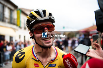 16/09/2023 - Primoz Roglic (Jumbo-Visma) responds to journalists at the end of the stage 20 of the Spanish bicycle race La Vuelta on September 16, 2023 in Guadarrama, Spain - LA VUELTA - STAGE 20 - MANZANARES EL REAL - GUADARRAMA - SPANISH LA VUELTA - CICLISMO