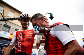 2023-09-16 - An assistant of the Cofidis team is moved and is consoled by the cyclist Andre Carvalho at the end of the stage 20 of the Spanish bicycle race La Vuelta on September 16, 2023 in Guadarrama, Spain - LA VUELTA - STAGE 20 - MANZANARES EL REAL - GUADARRAMA - SPANISH LA VUELTA - CYCLING