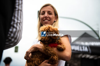 2023-09-16 - The Sepp Kuss dog called Bimba with Noemi Ferre at the end of the stage 20 of the Spanish bicycle race La Vuelta on September 16, 2023 in Guadarrama, Spain - LA VUELTA - STAGE 20 - MANZANARES EL REAL - GUADARRAMA - SPANISH LA VUELTA - CYCLING