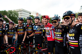 2023-09-17 - The Jumbo Visma Team (from L to R) Jonas Vingegaard, Wilco Kelderman, Robert Gesink, Attila Valter, Sepp Kuss, Jan Tratnik, Primoz Roglic, at the end of the stage 21 of the Spanish bicycle race La Vuelta at Plaza de Cibeles on September 16, 2023 in Madrid, Spain - LA VUELTA FINAL AWARDS CEREMONY - SPANISH LA VUELTA - CYCLING