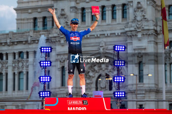 2023-09-17 - Kaden Groves (Alpecin Deceuninck) is awarded as the winner of the stage 21 of the Spanish bicycle race La Vuelta on the podium at Plaza de Cibeles on September 16, 2023 in Madrid, Spain - LA VUELTA FINAL AWARDS CEREMONY - SPANISH LA VUELTA - CYCLING