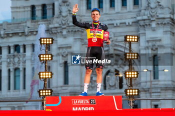 2023-09-17 - Remco Evenepoel (Soudal Quick-Step) is awarded as the most combative cyclist of the Spanish bicycle race La Vuelta on the podium at Plaza de Cibeles on September 16, 2023 in Madrid, Spain - LA VUELTA FINAL AWARDS CEREMONY - SPANISH LA VUELTA - CYCLING