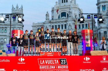 2023-09-17 - The Jumbo Visma Team (from L to R) Wilco Kelderman, Robert Gesink, Jonas Vingegaard, Dylan Van Baarle, Jan Tratnik, Sepp Kuss, Primoz Roglic, Attila Valter is awarded as best team of the Spanish bicycle race La Vuelta at Plaza de Cibeles on September 16, 2023 in Madrid, Spain - LA VUELTA FINAL AWARDS CEREMONY - SPANISH LA VUELTA - CYCLING
