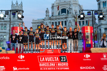 2023-09-17 - The Jumbo Visma Team (from L to R) Wilco Kelderman, Robert Gesink, Jonas Vingegaard, Dylan Van Baarle, Jan Tratnik, Sepp Kuss, Primoz Roglic, Attila Valter is awarded as best team of the Spanish bicycle race La Vuelta at Plaza de Cibeles on September 16, 2023 in Madrid, Spain - LA VUELTA FINAL AWARDS CEREMONY - SPANISH LA VUELTA - CYCLING