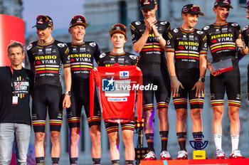 2023-09-17 - The Jumbo Visma Team (from L to R) Wilco Kelderman, Robert Gesink, Jonas Vingegaard (who shows a jersey in homage to the cyclist Nathan Van Hooydonck), Dylan Van Baarle, Jan Tratnik, Sepp Kuss, is awarded as best team of the Spanish bicycle race La Vuelta at Plaza de Cibeles on September 16, 2023 in Madrid, Spain - LA VUELTA FINAL AWARDS CEREMONY - SPANISH LA VUELTA - CYCLING