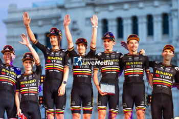 2023-09-17 - The Jumbo Visma Team (from L to R) Robert Gesink, Jonas Vingegaard, Dylan Van Baarle, Jan Tratnik, Sepp Kuss, Primoz Roglic, Attila Valter is awarded as best team of the Spanish bicycle race La Vuelta at Plaza de Cibeles on September 16, 2023 in Madrid, Spain - LA VUELTA FINAL AWARDS CEREMONY - SPANISH LA VUELTA - CYCLING