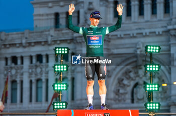 2023-09-17 - Kaden Groves (Alpecin Deceuninck) is awarded with the green jersey as the cyclist who scored the most points of the Spanish bicycle race La Vuelta on the podium at Plaza de Cibeles on September 16, 2023 in Madrid, Spain - LA VUELTA FINAL AWARDS CEREMONY - SPANISH LA VUELTA - CYCLING
