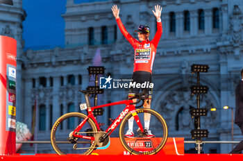 2023-09-17 - Sepp Kuss (Jumbo-Visma) is awarded with red jersey as the winner of the Spanish cycling race La Vuelta on the podium at Plaza de Cibeles on September 16, 2023 in Madrid, Spain - LA VUELTA FINAL AWARDS CEREMONY - SPANISH LA VUELTA - CYCLING