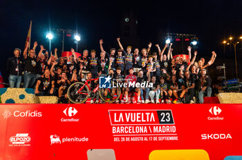 2023-09-17 - The Jumbo-Visma team at the final awards ceremony of the Spanish cycling race La Vuelta at Plaza de Cibeles on September 16, 2023 in Madrid, Spain - LA VUELTA FINAL AWARDS CEREMONY - SPANISH LA VUELTA - CYCLING