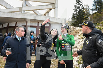 10/03/2023 - Roglic Primož #131 (SLO) - JUMBO-VISMA stage winner takes a selfie with a fan - 5 STAGE - MORRO D'ORO - SARNANO/SASSOTETTO - TIRRENO - ADRIATICO - CICLISMO