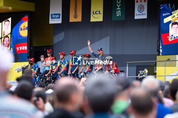 2023-07-01 - Quinn Simmons (LIDL-TREK) with his teammates during the cycling teams presentation at San Mames stadium in Bilbao before the 1st stage of Tour de France 2023 - STAGE 1 - BILBAO-BILBAO - TOUR DE FRANCE - CYCLING