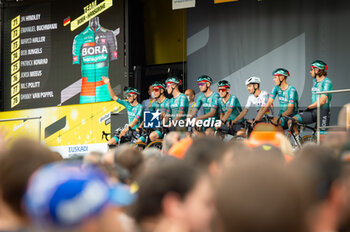 2023-07-01 - Jai Hindley (BORA-HANSGROHE) with his teammates during the cycling teams presentation at San Mames stadium in Bilbao before the 1st stage of Tour de France 2023 - STAGE 1 - BILBAO-BILBAO - TOUR DE FRANCE - CYCLING
