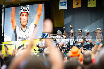 2023-07-01 - Mikel Landa (BAHRAIN VICTORIOUS) with his teammates during the cycling teams presentation at San Mames stadium in Bilbao before the 1st stage of Tour de France 2023 - STAGE 1 - BILBAO-BILBAO - TOUR DE FRANCE - CYCLING