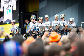 2023-07-01 - Mikel Landa (BAHRAIN VICTORIOUS) with his teammates during the cycling teams presentation at San Mames stadium in Bilbao before the 1st stage of Tour de France 2023 - STAGE 1 - BILBAO-BILBAO - TOUR DE FRANCE - CYCLING