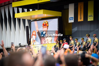 2023-07-01 - Jonas Vingegaard (JUMBO-VISMA) with his teammates during the cycling teams presentation at San Mames stadium in Bilbao before the 1st stage of Tour de France 2023 - STAGE 1 - BILBAO-BILBAO - TOUR DE FRANCE - CYCLING