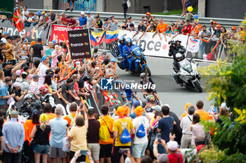 2023-07-01 - Adam Yates (UAE TEAM EMIRATES) and Simon Yates (TEAM JAYCO ALULA) during the final climb of the first stage of Tour de France 2023 in Bilbao, Spain - STAGE 1 - BILBAO-BILBAO - TOUR DE FRANCE - CYCLING