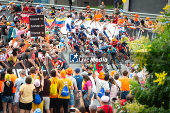 2023-07-01 - Julian Alaphilippe (SOUDAL QUICK-STEP) in the middle of the peloton during the final climb of the first stage of Tour de France 2023 in Bilbao, Spain - STAGE 1 - BILBAO-BILBAO - TOUR DE FRANCE - CYCLING