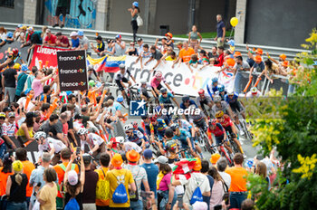 2023-07-01 - Julian Alaphilippe (SOUDAL QUICK-STEP) in the middle of the peloton during the final climb of the first stage of Tour de France 2023 in Bilbao, Spain - STAGE 1 - BILBAO-BILBAO - TOUR DE FRANCE - CYCLING