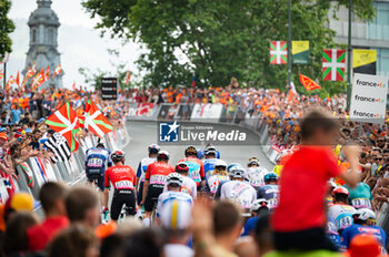 2023-07-01 - A view of the back of the peloton during the final climb of the first stage of Tour de France 2023 in Bilbao, Spain - STAGE 1 - BILBAO-BILBAO - TOUR DE FRANCE - CYCLING
