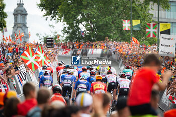2023-07-01 - A view of the back of the peloton during the final climb of the first stage of Tour de France 2023 in Bilbao, Spain - STAGE 1 - BILBAO-BILBAO - TOUR DE FRANCE - CYCLING