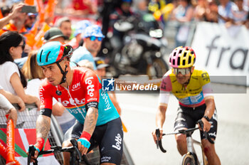 2023-07-01 - Caleb Ewan (LOTTO DSTNY) and Richard Carapaz (EF EDUCATION - EASYPOST) during the final climb of the first stage of Tour de France 2023 in Bilbao, Spain - STAGE 1 - BILBAO-BILBAO - TOUR DE FRANCE - CYCLING