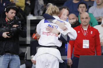05/02/2023 - Kim Polling (NED) in arms of his trainer after won the Bronze medal against Barbara Matic (CRO) during the International Judo Paris Grand Slam 2023 (IJF) on February 5, 2023 at Accor Arena in Paris, France - JUDO - PARIS GRAND SLAM 2023 - JUDO - CONTATTO