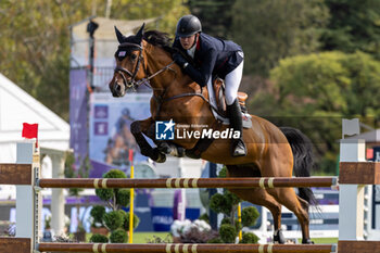 2023-08-30 - CHARLES Harry of Great Britain riding Casquo Blue during the FEI European Jumping Championship 2023, Equestrian event on August 30, 2023 at hippodrome Snai San Siro in Milan, Italy - 2023 JUMPING EUROPEAN CHAMPIONSHIP - INTERNATIONALS - EQUESTRIAN