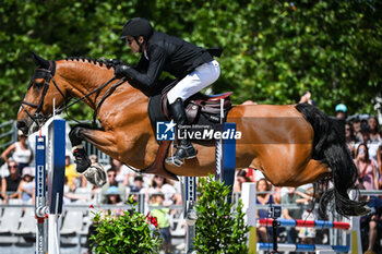 2023-06-24 - Guillaume CANET riding James Bond du Bec during the Longines Paris Eiffel Jumping 2023, Longines Global Champions Tour, Equestrian event on June 24, 2023 at Champ de Mars in Paris, France - EQUESTRIAN - PARIS EIFFEL JUMPING 2023 - INTERNATIONALS - EQUESTRIAN