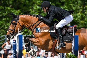 2023-06-24 - Guillaume CANET riding James Bond du Bec during the Longines Paris Eiffel Jumping 2023, Longines Global Champions Tour, Equestrian event on June 24, 2023 at Champ de Mars in Paris, France - EQUESTRIAN - PARIS EIFFEL JUMPING 2023 - INTERNATIONALS - EQUESTRIAN