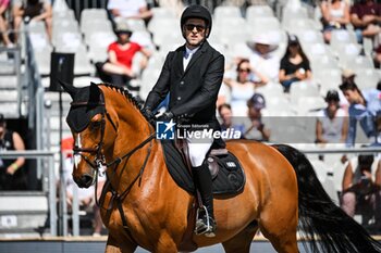 2023-06-24 - Guillaume CANET of France riding James Bond du Bec during the Longines Paris Eiffel Jumping 2023, Longines Global Champions Tour, Equestrian event on June 24, 2023 at Champ de Mars in Paris, France - EQUESTRIAN - PARIS EIFFEL JUMPING 2023 - INTERNATIONALS - EQUESTRIAN