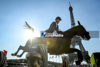 2023-06-24 - Denis LYNCH of Ireland riding Hunter during the Longines Paris Eiffel Jumping 2023, Longines Global Champions Tour, Equestrian event on June 24, 2023 at Champ de Mars in Paris, France - EQUESTRIAN - PARIS EIFFEL JUMPING 2023 - INTERNATIONALS - EQUESTRIAN
