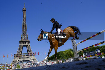 2023-06-24 - Guillaume Canet (FRA) riding James Bond du Bec during the Longines Paris Eiffel Jumping 2023, Longines Global Champions Tour, Equestrian event on June 24, 2023 at Champ de Mars in Paris, France - EQUESTRIAN - PARIS EIFFEL JUMPING 2023 - INTERNATIONALS - EQUESTRIAN