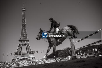 2023-06-24 - Guillaume Canet (FRA) riding James Bond du Bec during the Longines Paris Eiffel Jumping 2023, Longines Global Champions Tour, Equestrian event on June 24, 2023 at Champ de Mars in Paris, France - EQUESTRIAN - PARIS EIFFEL JUMPING 2023 - INTERNATIONALS - EQUESTRIAN