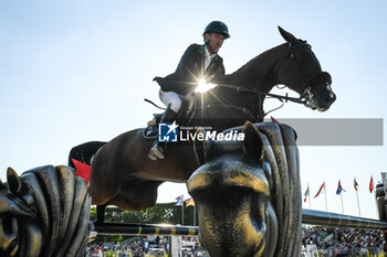 2023-06-24 - Denis LYNCH of Ireland riding Hunter during the Longines Paris Eiffel Jumping 2023, Longines Global Champions Tour, Equestrian event on June 24, 2023 at Champ de Mars in Paris, France - EQUESTRIAN - PARIS EIFFEL JUMPING 2023 - INTERNATIONALS - EQUESTRIAN